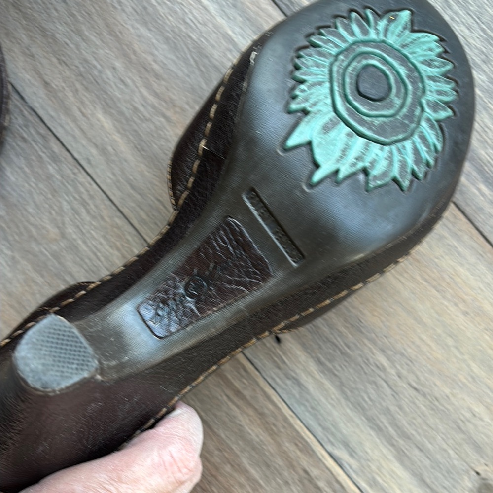 Elegant Born Crown Brown Leather Women's Heels - Picture 5 of 9